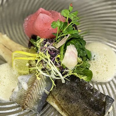 Rote Bete - Kaltgeraeucherte Forelle - Apfel-Krenschaum-Wildkraeuter