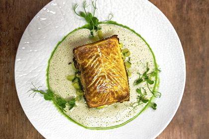 kirchbichler-lachsforelle-im-blaetterteigmantel-lauch-kartoffelgemuee-rieslingschaum-1