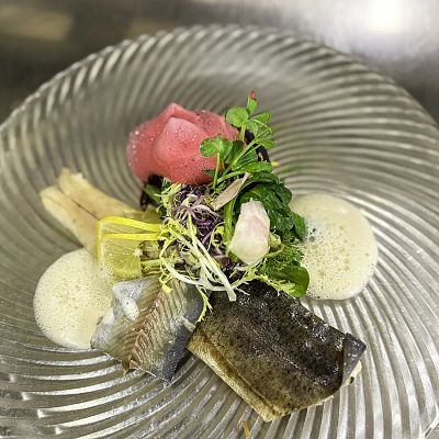 rote-bete-kaltgeraeucherte-forelle-apfel-krenschaum-wildkraeuter